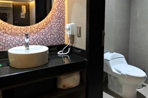 y baño con lavabo, aseo y espejo. en Auto-Hotel Playa Linda en Veracruz