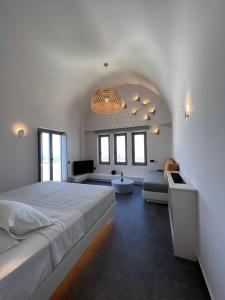 ein Schlafzimmer mit einem großen Bett und ein Wohnzimmer in der Unterkunft Elements Cozy Suites Pyrgos in Pirgos