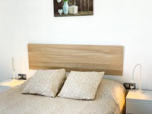 Łóżko lub łóżka w pokoju w obiekcie Apartamentos LlAMAR