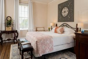 Magnolia Manor and Chapel客房内的一张或多张床位