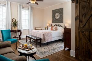 Magnolia Manor and Chapel客房内的一张或多张床位