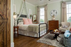 Кровать или кровати в номере Magnolia Manor and Chapel