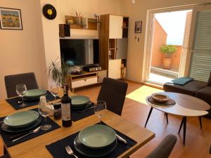 Χώρος καθιστικού στο Rock'n'jazz apartment with swimming pool and beautiful sea view