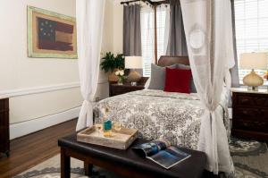 Magnolia Manor and Chapel客房内的一张或多张床位