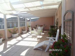 A balcony or terrace at B&B Home Sweet Home Rosolini