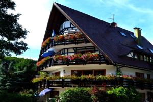 un edificio con cajas de flores en su lado en Haus Bachschwalbe, en Sasbachwalden