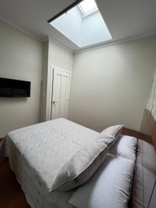 El Nido في بوبرا دو كارامينيال: غرفة نوم بسرير ونور