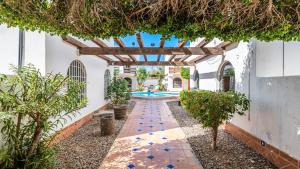 una finca con piscina y pérgola en Villa Relax 2 by Kivoya, en Puerto Peñasco