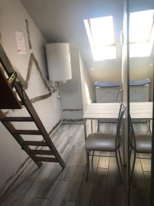 ein Esszimmer mit einem Tisch, Stühlen und einer Treppe in der Unterkunft Hugo in Krakau
