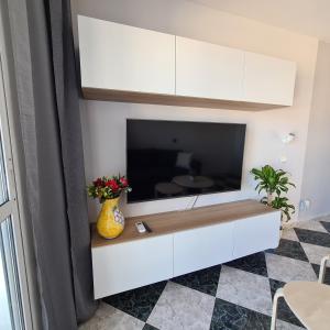 een woonkamer met een grote tv aan de muur bij Torremolinos holiday Sun & Sea in Torremolinos