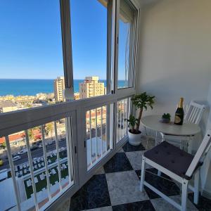 uma varanda com uma mesa e vista para o oceano em Torremolinos holiday Sun & Sea em Torremolinos