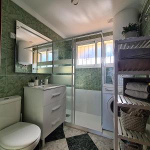 een badkamer met een toilet, een wastafel en een douche bij Torremolinos holiday Sun & Sea in Torremolinos