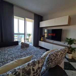 een slaapkamer met een bed en een tv. bij Torremolinos holiday Sun & Sea in Torremolinos