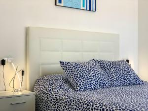 Łóżko lub łóżka w pokoju w obiekcie Apartamentos LlAMAR