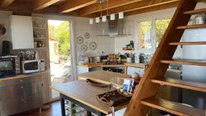 Les Marecottes grande maison tout confort avec vue panoramiqueにあるキッチンまたは簡易キッチン