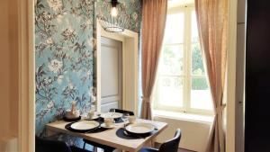 Brion的住宿－Château La Mothaye - self catering apartments with pool in the Loire Valley，一间带桌子和窗户的用餐室