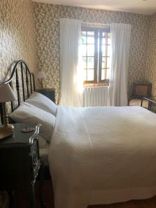 Een bed of bedden in een kamer bij Jasmin 1 Jeanne d Albret