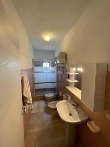ヴァッレドーリアにあるVilla Monte Assariの小さなバスルーム(洗面台、トイレ付)