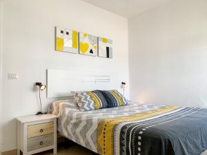 Postel nebo postele na pokoji v ubytování Apartamentos LlAMAR + 37 fotografií