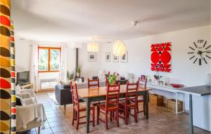 CruzyにあるAmazing Home In Cruzyのテーブルと椅子のあるダイニングルームとリビングルーム +24枚の写真