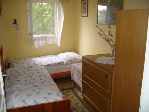 Habitación pequeña con cama y ventana en Orgona apartman, en Igal