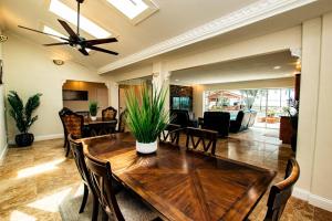 Posezení v ubytování Lake Hamilton VI - Pool and Backyard Oasis