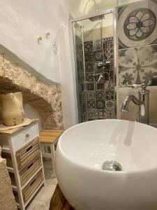 y baño con lavabo blanco y ducha. en Domus Klara, en Turi