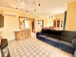 a living room with a blue couch and a table at Encantador alojamiento en Altea Hills in Altea