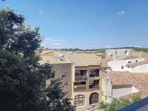 Blick auf ein Gebäude in einer Stadt in der Unterkunft Plein centre ville Appartement in Salon-de-Provence