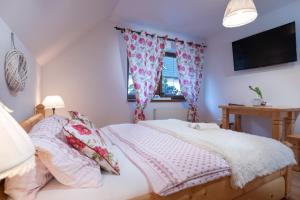 哈沃福卡Malinovy Sen的一间卧室，配有一张床、枕头和一扇窗户 更多64张照片