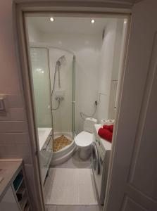 y baño con ducha, aseo y lavamanos. en Apartament Waszyngtona, en Varsovia