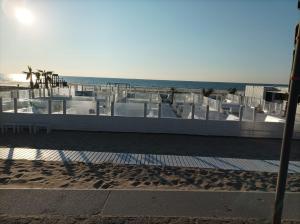 Piscina de la sau aproape de Frontaal zeezicht in appartement de Strandjutter