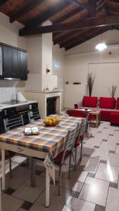 een woonkamer met een tafel met fruit erop bij ERMONES LITTLE HOUSE in Vátos