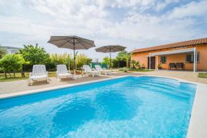 Bazén v ubytovaní Villa Chiara with Private Pool and garden alebo v jeho blízkosti