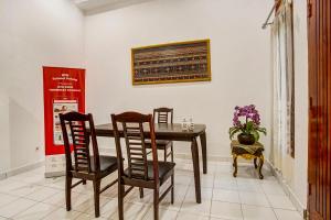 comedor con mesa y sillas en OYO 91055 Homestay Syariah en Bandar Lampung