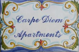 カステッランマーレ・デル・ゴルフォにあるCarpe Diem Apartmentsの餡舞の看板