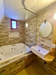 Ванная комната в Villa Vintage Campos - Piscina e opções de suites com hidromassagem