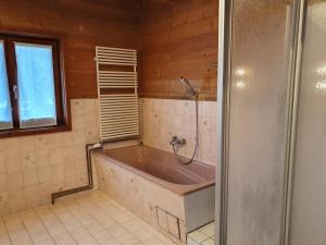 uma casa de banho com banheira e chuveiro em Helle und idyllische 2 Zimmer Wohnung am Rande von Berlin em Berlim