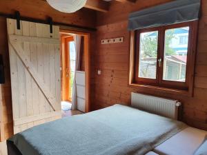 1 dormitorio con cama y ventana en Helle und idyllische 2 Zimmer Wohnung am Rande von Berlin, en Berlín