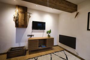 TV a/nebo společenská místnost v ubytování Logement au coeur du village