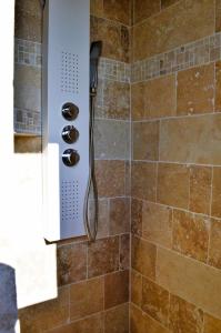eine Dusche mit braunen Fliesen im Bad in der Unterkunft La maison penchée, avec jardin à 50m de la plage in Asnelles + 27 Fotos