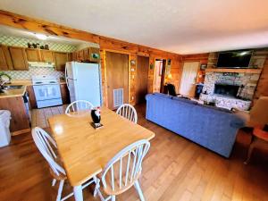 eine Küche und ein Esszimmer mit einem Holztisch und Stühlen in der Unterkunft Mountain Ridge in Pigeon Forge