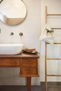 bagno con lavandino e specchio di Dimora Terranova Charming Rooms a Noto