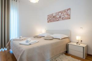 a bedroom with a bed with two towels on it at Kuća za odmor - Šibenik in Brodarica