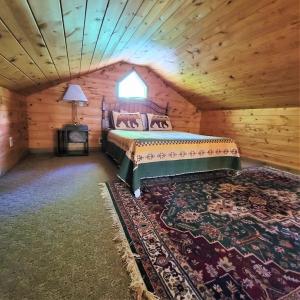 A bed or beds in a room at Smoky Mtn Memories
