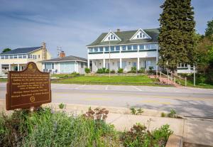 Imagen de la galería de Inn at Beulah Beach on Crystal Lake, en Beulah