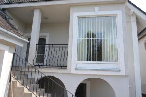 a house with a window and a balcony at Villa Ladver in Hévíz +1 photo