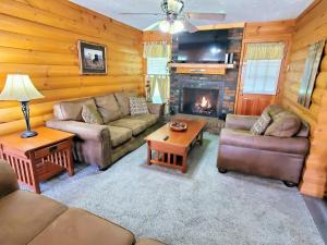 a living room with a couch and a fireplace at Hoot-N-Holler in Pigeon Forge