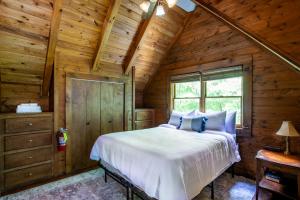 une chambre avec un lit dans une cabane en rondins dans l'établissement The Vision Mtn View Hot Tub Wood Fireplace, à Sevierville
