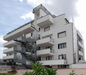 un edificio blanco con balcones en un lateral en Hotel Sisto V, en Roma